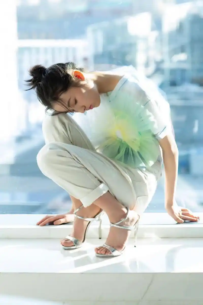 张子枫高跟凉鞋,步步生花,尽显优雅.