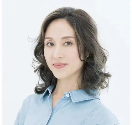 45岁女人想要年轻提气质,试试这五款发型,优雅减龄很时髦