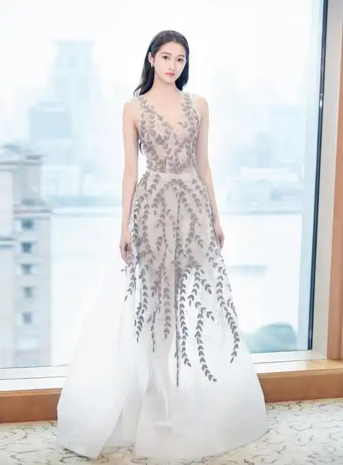 关晓彤高个子时尚少女,红色抹胸长裙搭配红唇妆,挑战复古穿搭