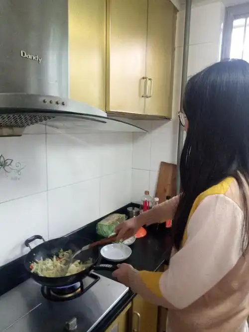 油热好了,开始炒菜,这是一项技术活
