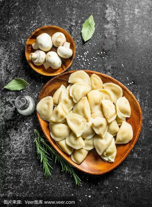 饺子放在盘子里.