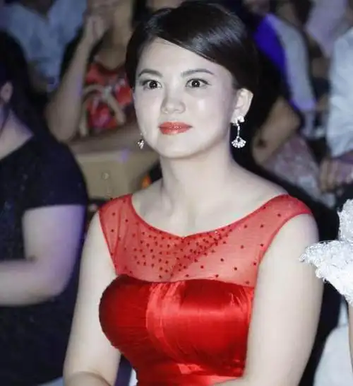 范冰冰最想删掉的照片身体发福不忍直视像居委会大妈上台讲话