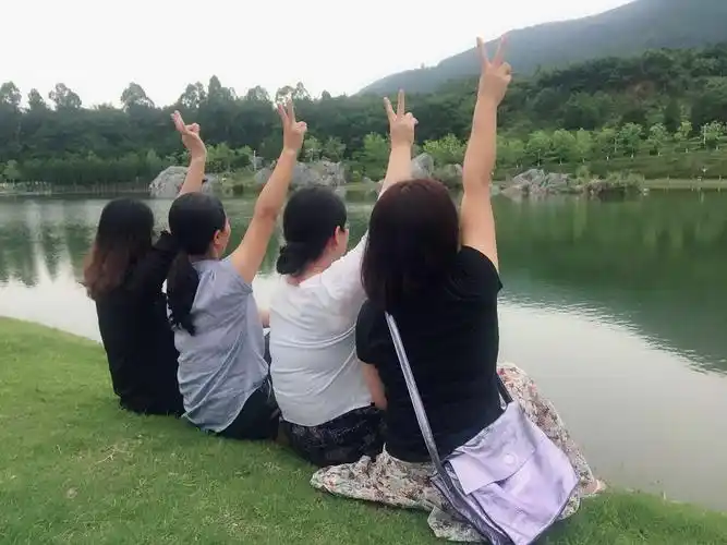 下了课四人小团体吃饭,逛校园,拍照