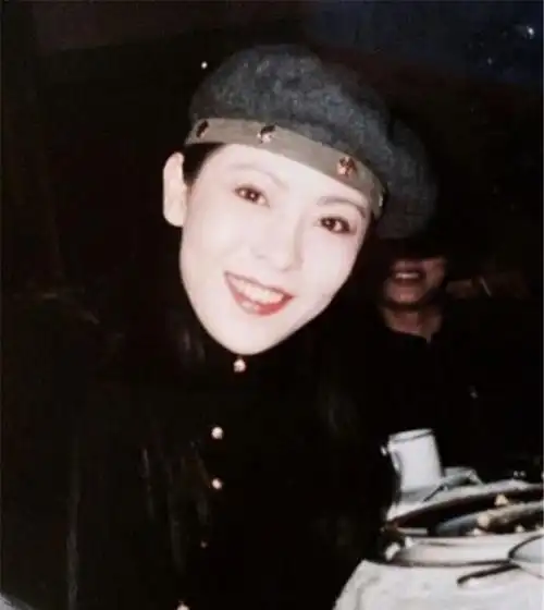 向太陈岚年轻时做模特写真集曝光?那么她为何要躲避向华强一年?_网易