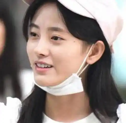 女星素颜照曝光,林依晨皮肤黑,刘亦菲鼻子大,鞠婧祎满满路人感_样子