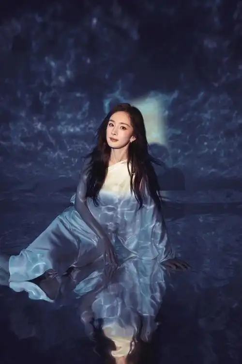 杨幂水波纹大片,好美好清透,这是深海里的人鱼公主吧