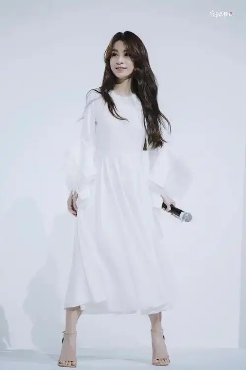 田馥甄身材真好这么显胖的白裙她穿上就很有曲线美