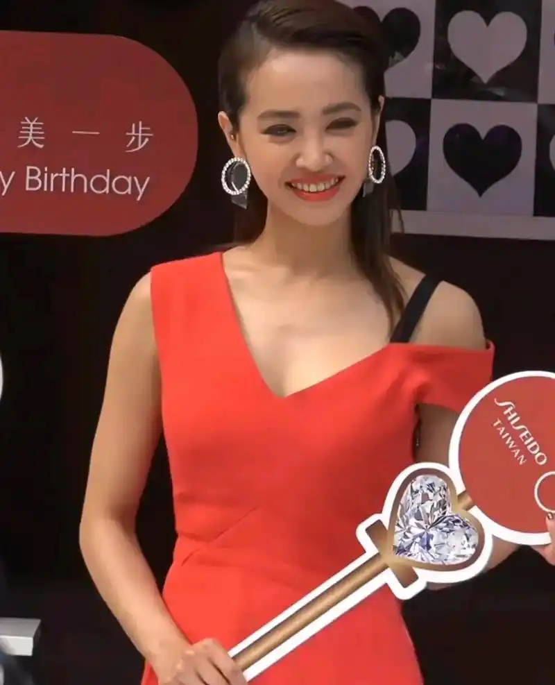 蔡依林# 身着红裙亮相某品牌活动[玫瑰][玫瑰]42岁依然气质少女感