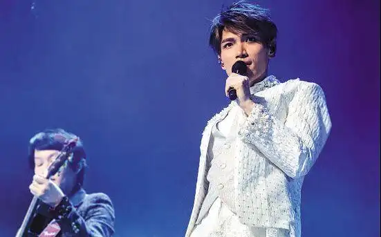 【饭拍】杨宗纬带一首诗来演唱会杭州站《流浪记》,听过现场才知道唱