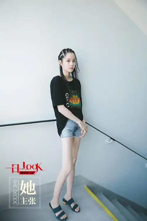 欧阳娜娜穿凉鞋大玩楼梯间凹造型!