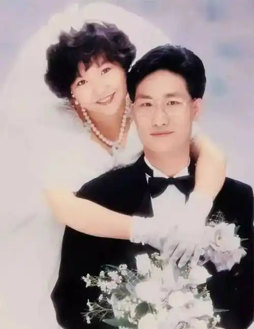 香港风水师麦玲玲首爆情史!大量私房照流出._老公_何德_男孩