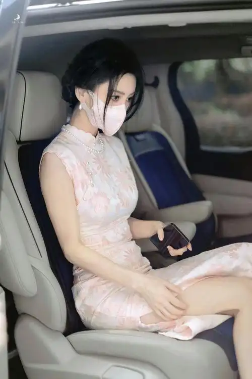 杨颖旗袍装 好显曲线