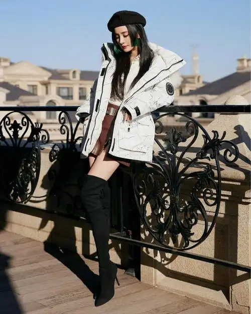 杨幂今日活动造型图绿色挑染公主切白色羽绒服黑长靴