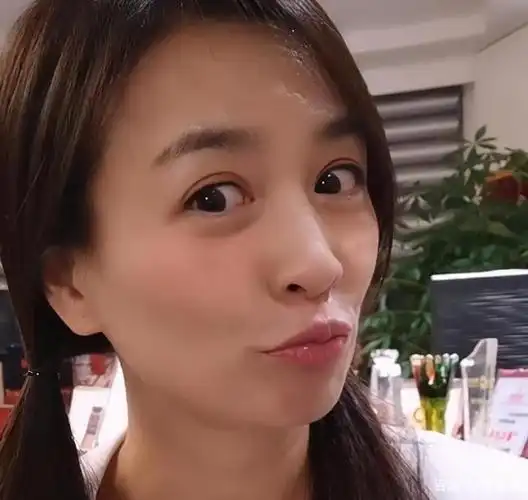 酒窝女神张庭:50岁身材如少女,豪气买整栋楼,她的故事不简单