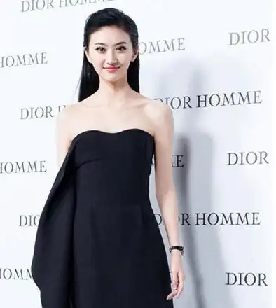 斜方肌超级发达的10个女明星她练芭蕾也脱衣显壮穿衣显胖