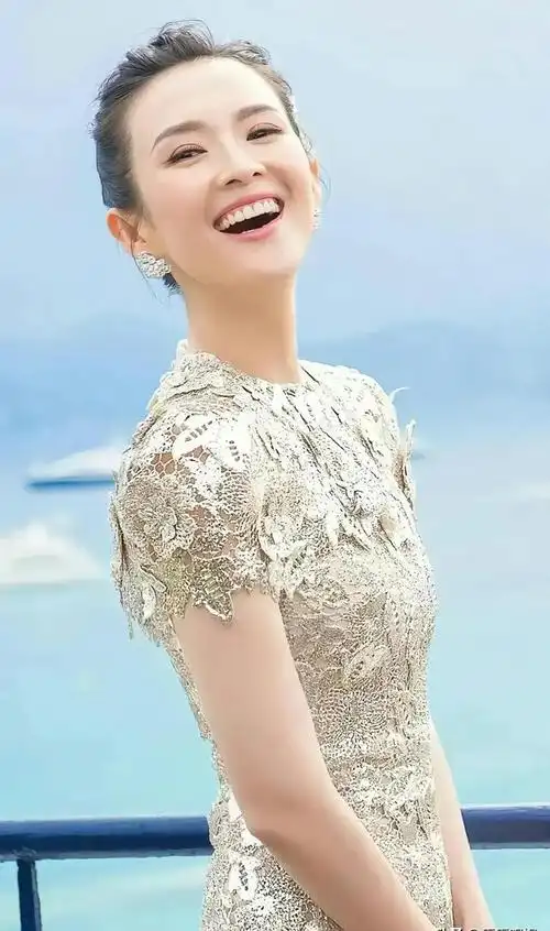 章子怡离婚后妆容大变,被调侃:是周一围喜欢的风格