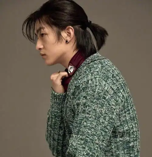 屈楚萧的长发也很有范,有点油头和3-7分发型的结合,潇洒不羁,潮范