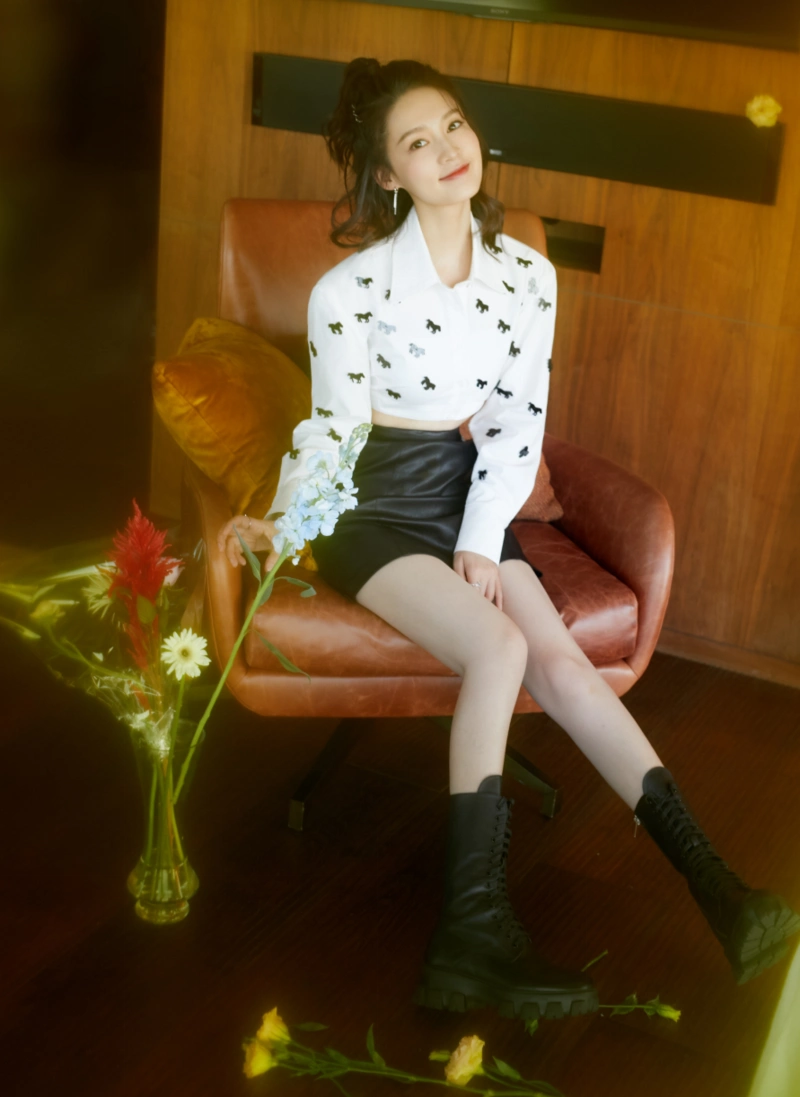 李沁的小细腿太适合穿短裙了露脐衬衫配皮裙小蛮腰大长腿绝了