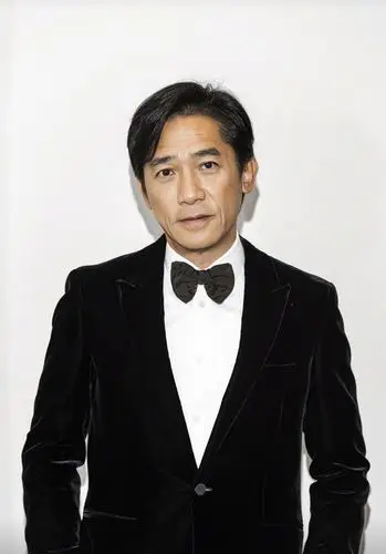 刘嘉玲,梁朝伟合体同框养眼十足,与周冬雨,张艺谋等好友拍合照