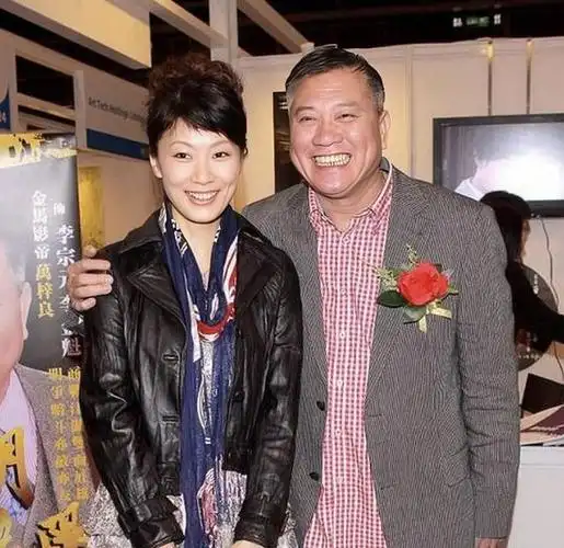 结婚20年万梓良与娇妻补拍婚纱照18岁儿子长相斯文打扮朴素