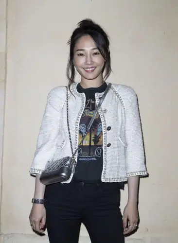 白百何近照片中略显憔悴手上的戒指掀起了各种猜测