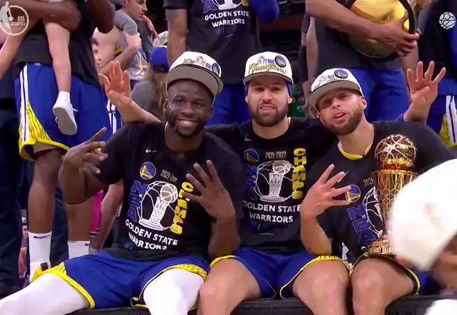 勇士夺冠全家福库汤追c位坐第一排比4冠手势科尔站一旁笑开花