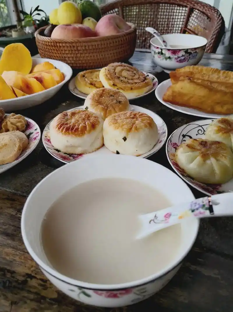 周末一家人共进早餐,豆浆油条馅饼还有点心和水果 - 抖音