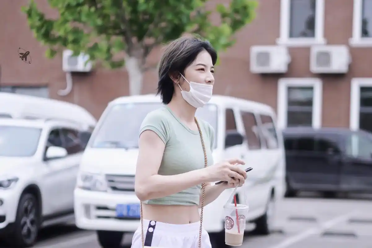 赵粤上班饭拍,利落短发更显清爽潇洒,酷girl一枚