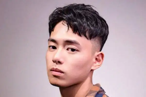 中分短卷发,中分纹理烫发,中分层次感短发,中分个性卷发等等,此外还有