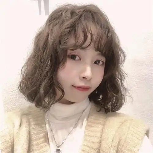 不挑脸型的短发卷蛋头烫发可盐可甜又减龄的发型