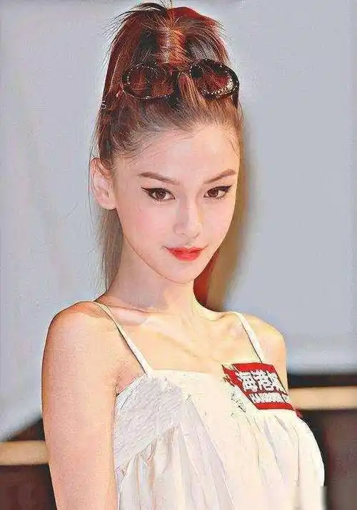 10年前baby日本出道旧照曝光,被男性用酒瓶怼脸,强装笑意_杨颖_成长