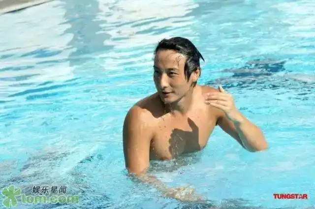 钟汉良用肚腩告诉大家好身材不练则崩还好我们有一波美好肉体正在袭来