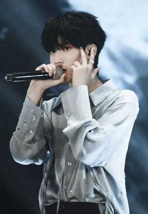 严浩翔腾讯音乐由你榜年度唱作歌手#恭喜严浩翔继2021年年榜第二吵