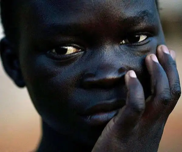 游客到非洲旅游为什么会被小孩丢石头导游被惯坏了