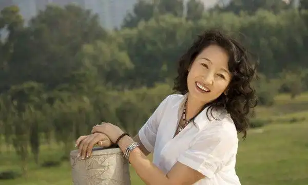 《正阳门下》里的她,演戏让人佩服!生活中是腾格尔前妻!