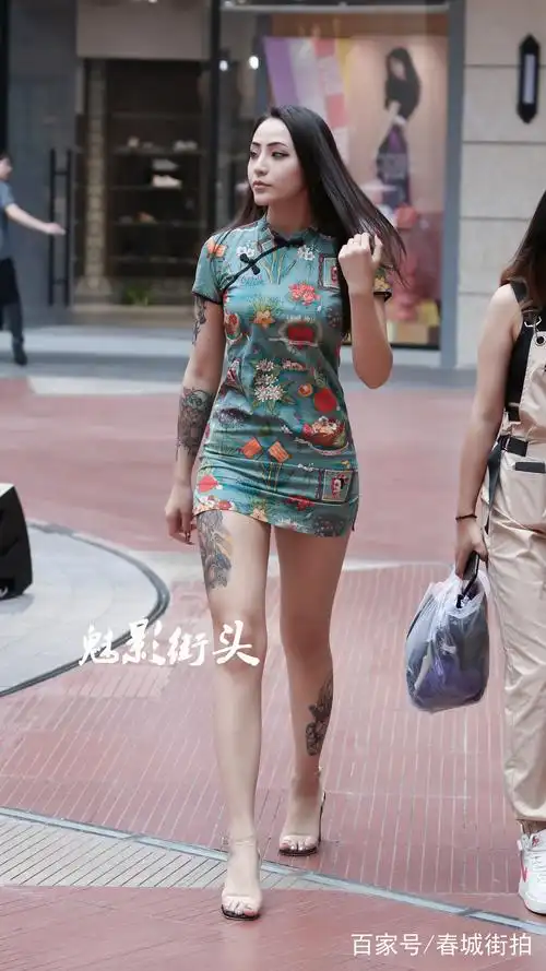 绿色印花改良版旗袍穿出紧致好身材,充满时尚感的纹身非常性感