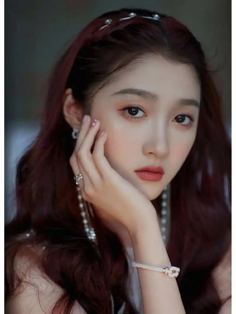 关晓彤高清美图  一抹红唇,一双明眸,关晓彤的美丽令人惊叹.