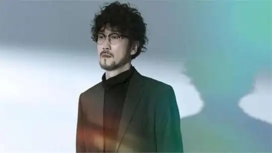 坐在类似导师席的位置上,与张韶涵,胡彦斌,陶喆等人共同出现