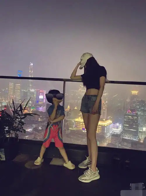 angelababy晒出与儿子小海绵合照 母子俩同款大长腿吵吸睛