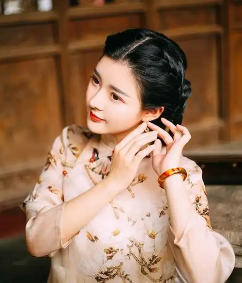 年轻女子穿旗袍怎样选发型 超美的编发搭旗袍真的很显气质