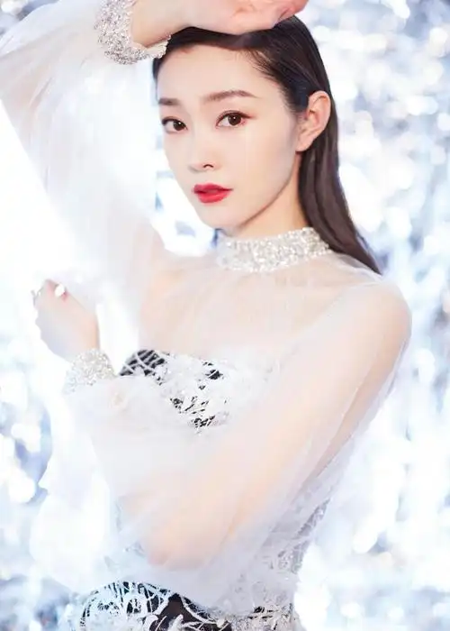 美女车模 相关标签 宋轶美女白皙甜美灵动演员 内容简介 宋轶身穿一袭