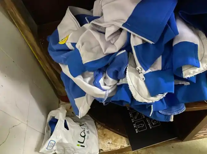 校服的质量,体现出一所学校每个学生的精神风貌,不能以次充好