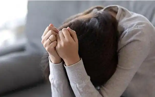 出差后半夜回家,回床刚想抱住老婆,感觉不太对劲