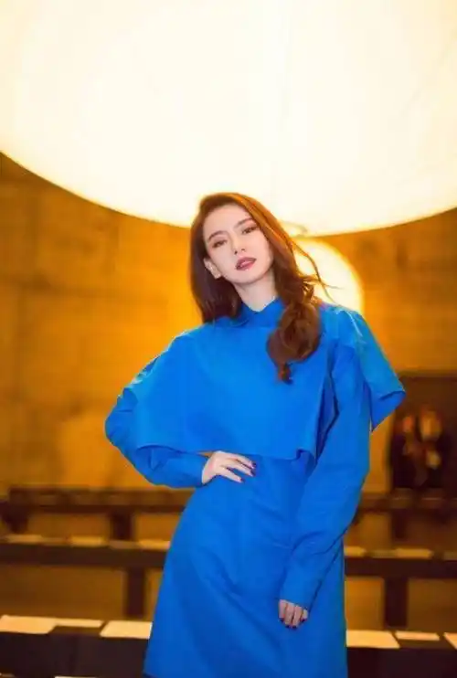 戚薇这一身蓝色穿的,满屏大长腿外加国际范儿_人们_的设计_色调