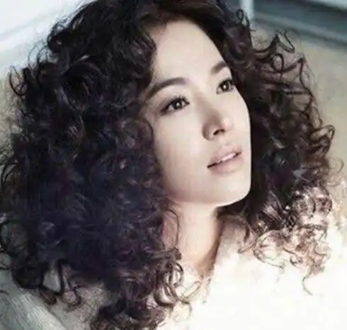 女生全烫小卷爆炸发型图片(3)_卷发发型_西子美发网