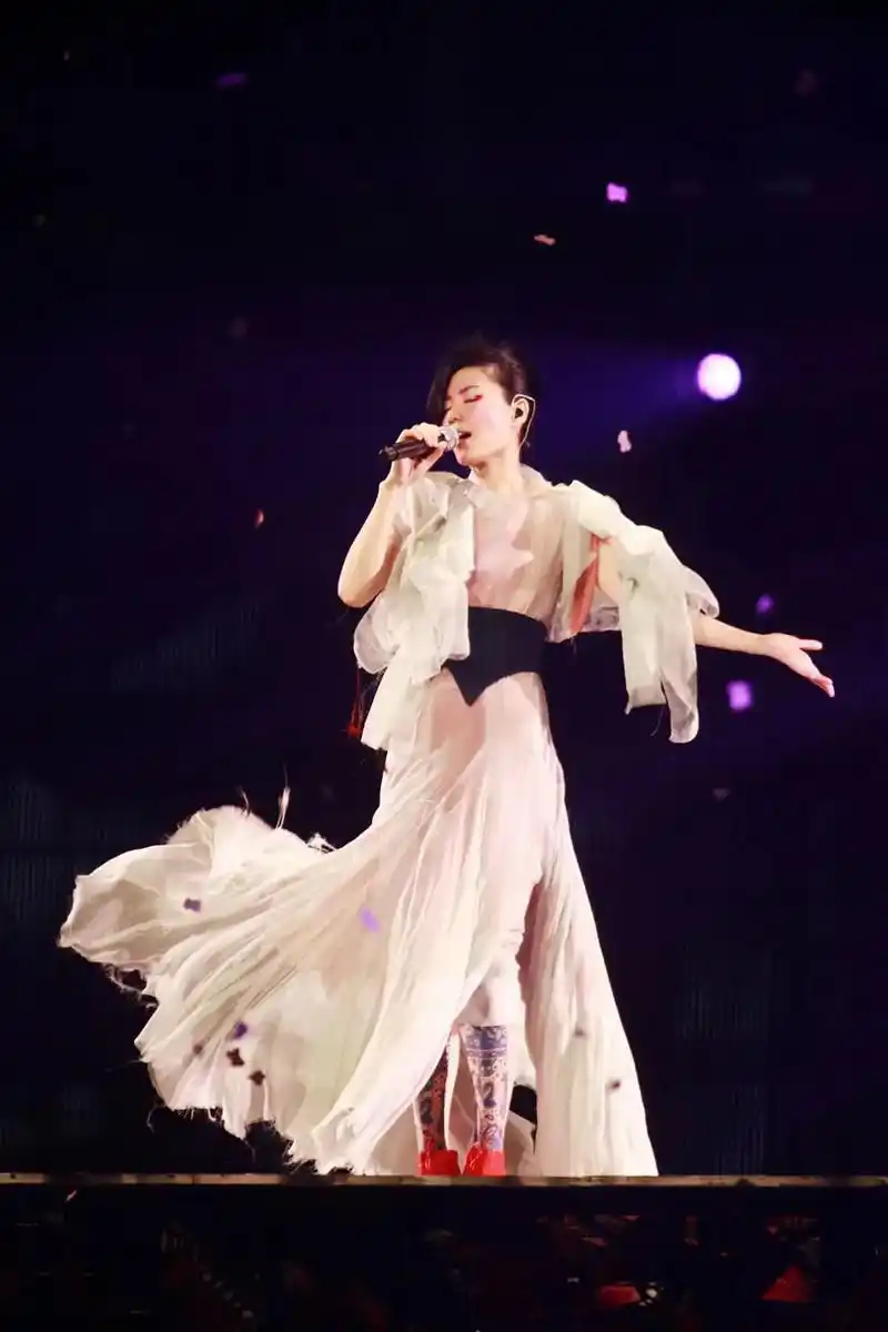 王菲 61 2011香港演唱会.那年任裙摆在舞台上飘逸的精灵. - 抖音