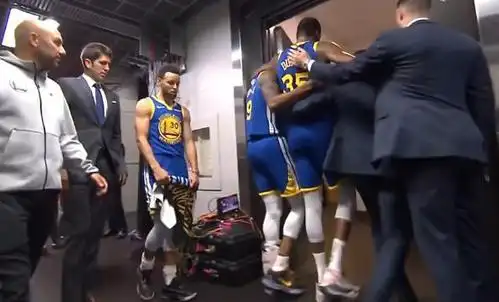 勇士突发噩耗!杜兰特再伤,瘸着被扶进更衣室,库里和一哥跟随