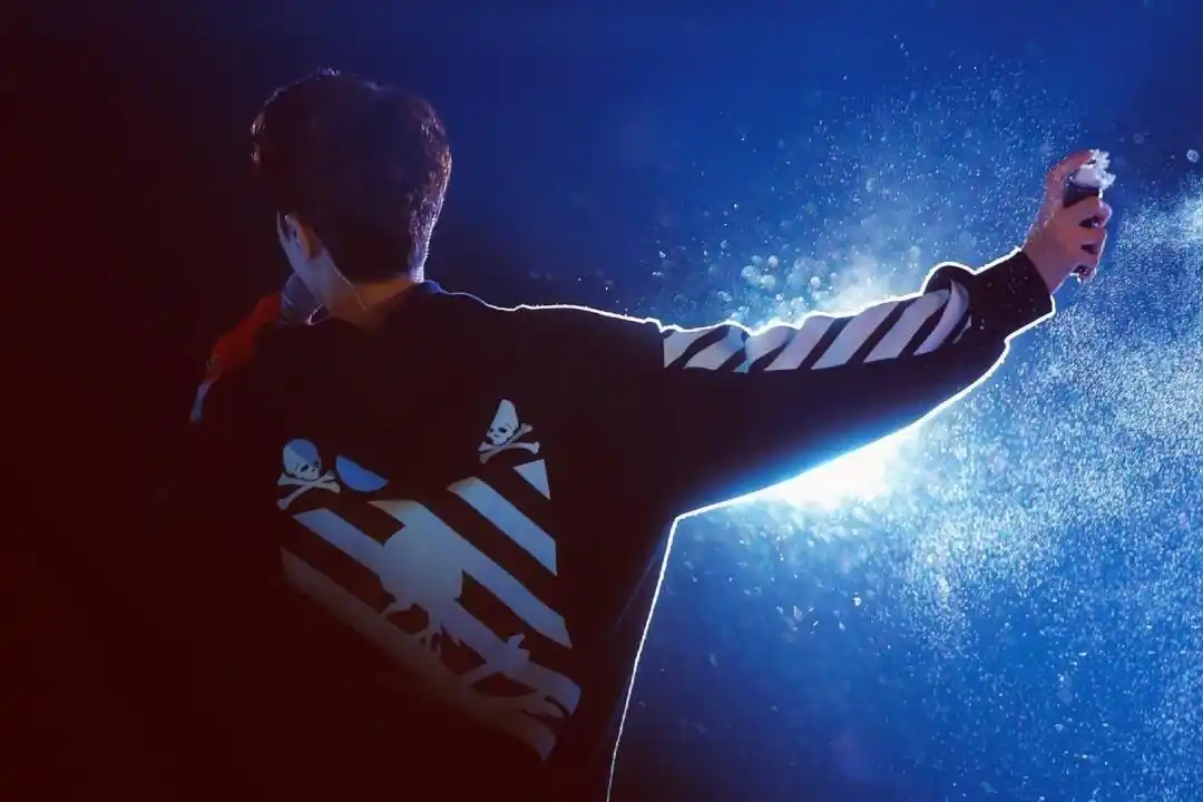 赖冠霖奶罐横图发射biubiubiu