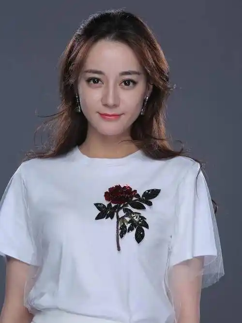 迪丽热巴的早期照片那会儿的她似乎长得也不好看