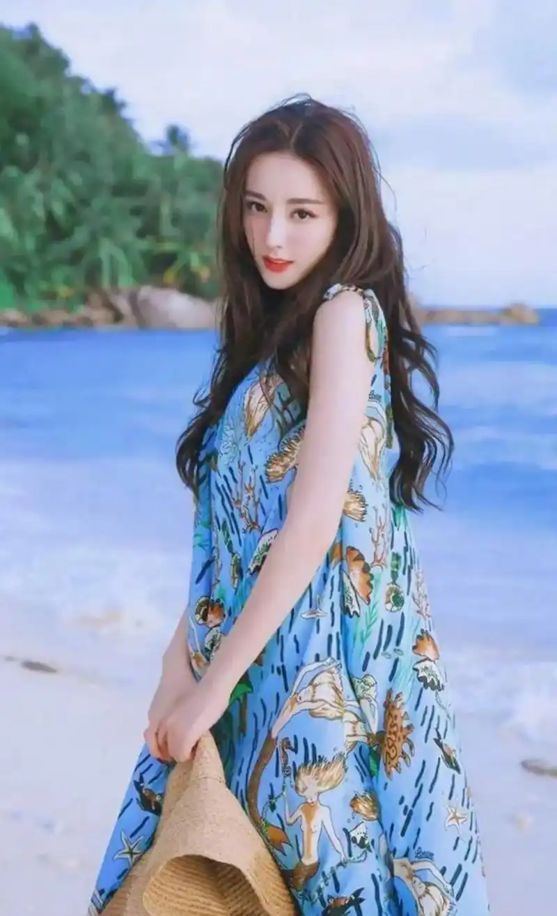 新疆迪丽热巴,拥有傲人的身姿.